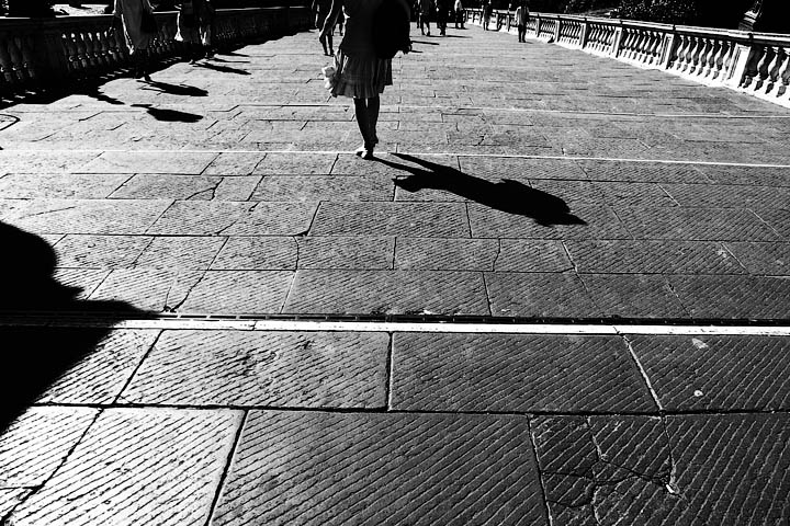 ombre strada pedonale shadows donna cammina walk