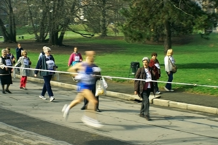 stratorino maratona corsa veloce sfuocato uomo corridore vecchi cammino lenti