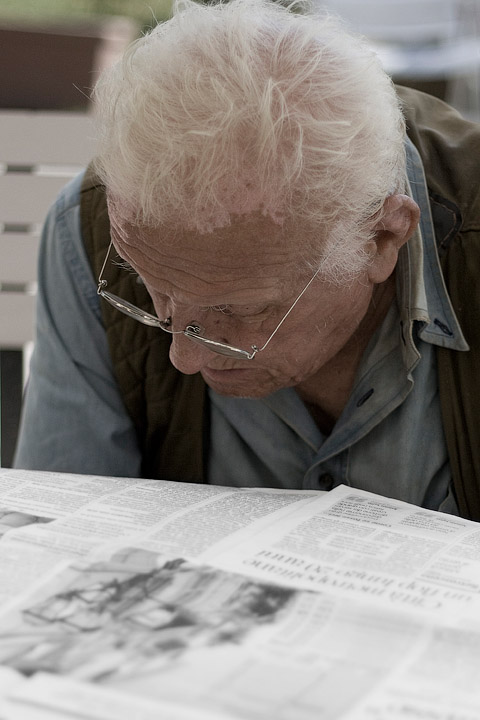 anziano vecchio legge il giornale old man read newspaper quotidiano