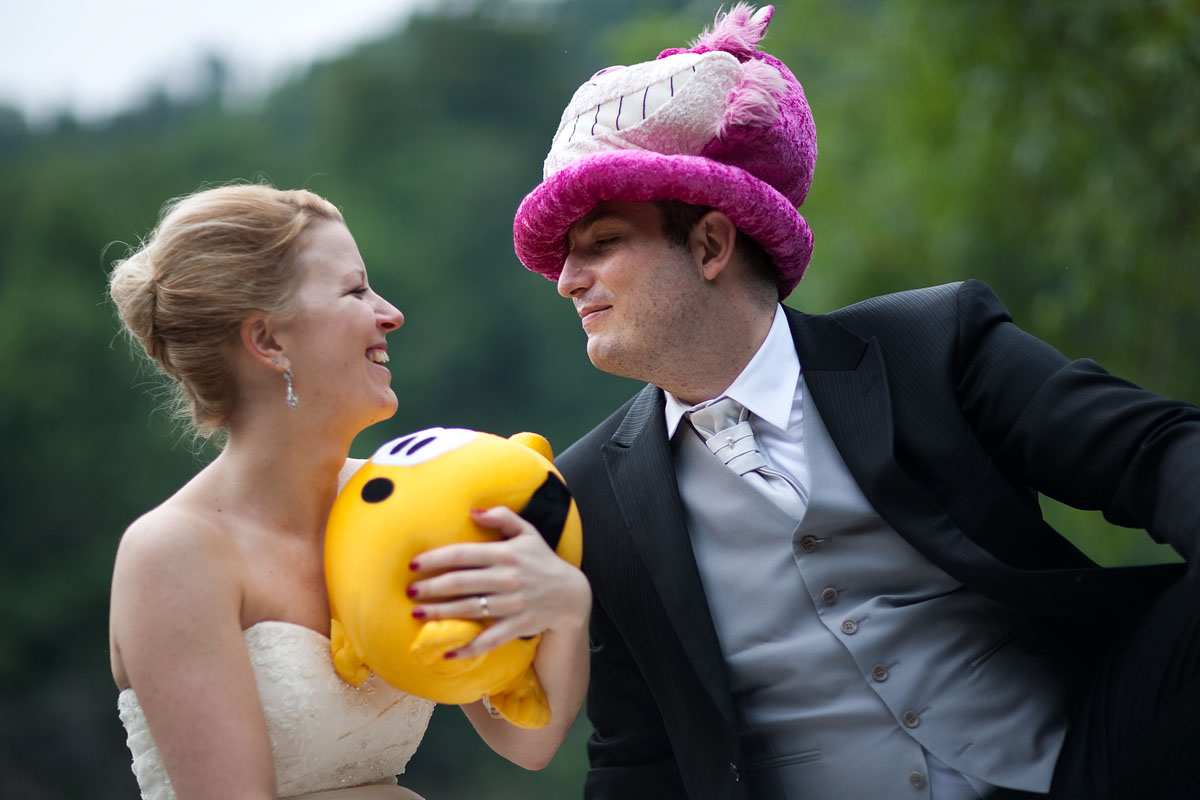 sposi giocano pupazzi cappelli sorriso intesa