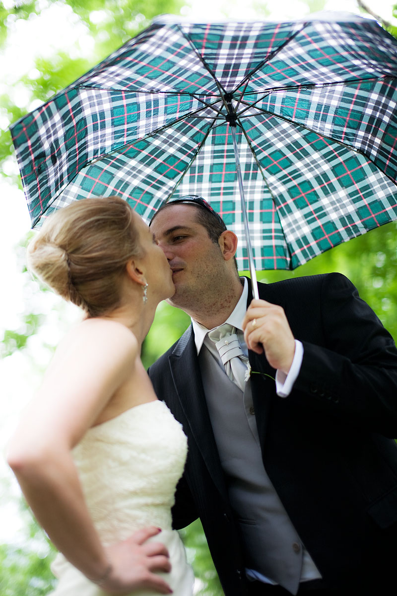 ombrello sposi bacio