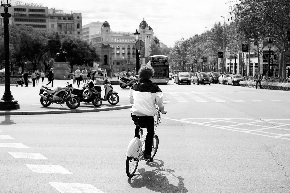 PLAZA CATALUNYA piazza square bici bicycle controluce sigma 50mm 1.4barcelona barcellona BN BW