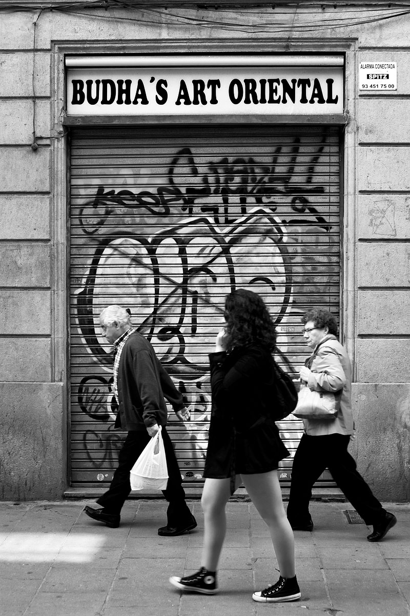 BUDHA'S ART ORIENTAL people walk serranda barcelona barcellona BN BW