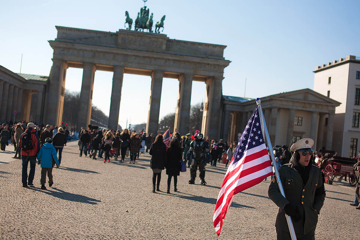 american flag bandiera americana Brandenburg Gate Brandenburger Tor Unter den linden berlin berlino germany canon 5d sigma 50mm f/1.4 1.4