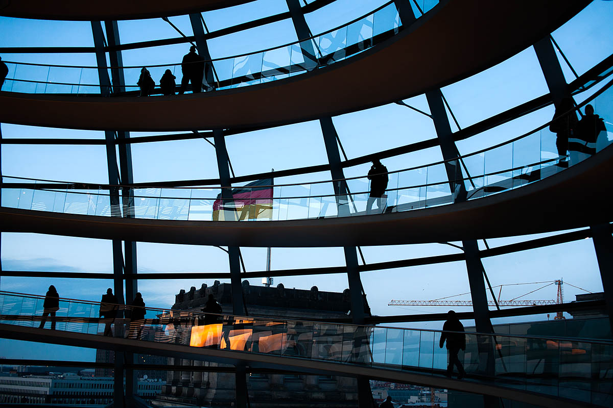 deutsche flag deutsche flagge bandiera tedesca Reichstagsgebäude Reichstag dome cupola del parlamento berlin berlino germany canon 5d sigma 50mm f/1.4 1.4