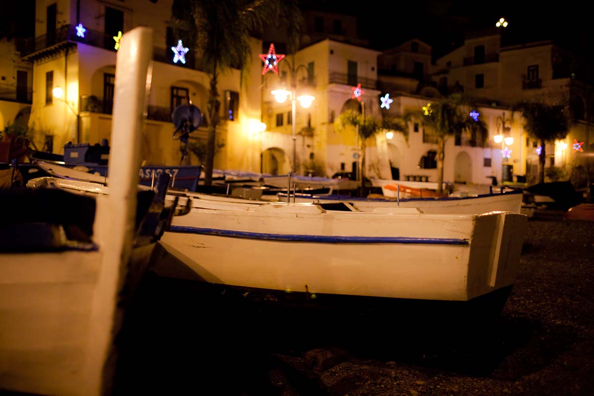 barche bianche azzurre blu spiaggia notte sera night boats Cetara campania Canon 35mm f/1.4 5d ff
