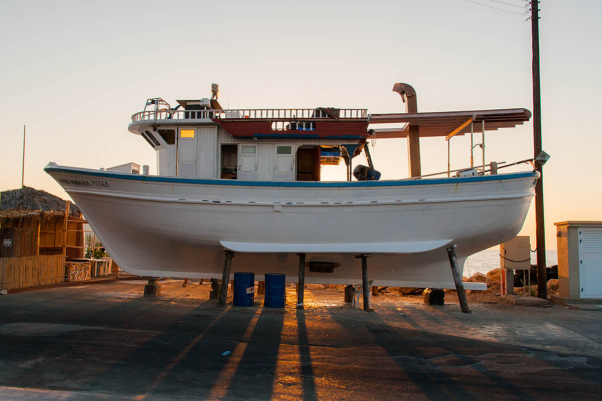 boat latchi barca ricovero mantainance controluce backlight cipro cyprus holiday vacanze sea mare Πάφος Pafos Polis