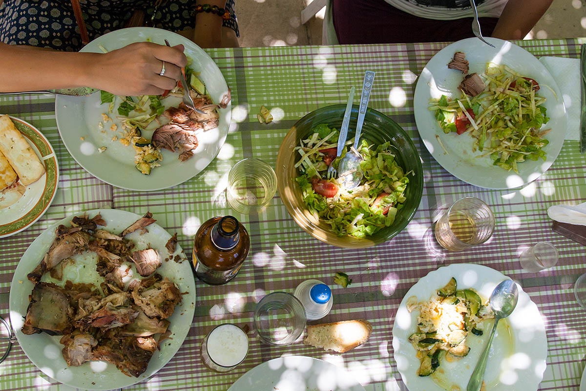 maria's place meze lunch pranzo pork salad courgettes with eggs halloumi chese grilled cipro cyprus holiday vacanze sea mare Πάφος Pafos Polis