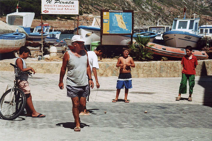 bimbi giocano trottola pescatore vecchio tonni marettimo isole egadi
