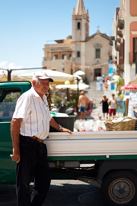 centro paese venditore anziano Lipari isole eolie sicilia mediterraneo mare