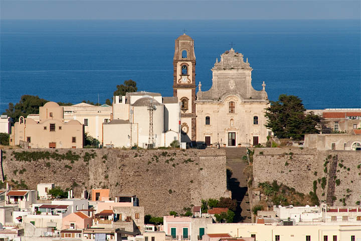 duomo cattedrale chiesa san bartolomeo panorama Lipari isole eolie sicilia mediterraneo mare