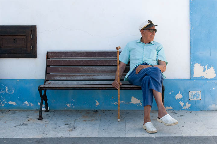 vecchio anziano marinaio seduto panchina old man salina isole eolie sicilia mediterraneo mare