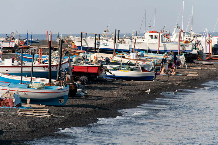 barche spiaggia nera riposo stromboli isole eolie sicilia mediterraneo mare