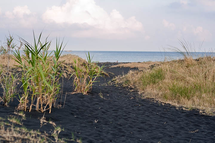 sabbia nerissima nera come carbone spiaggia percorso stromboli isole eolie sicilia mediterraneo mare