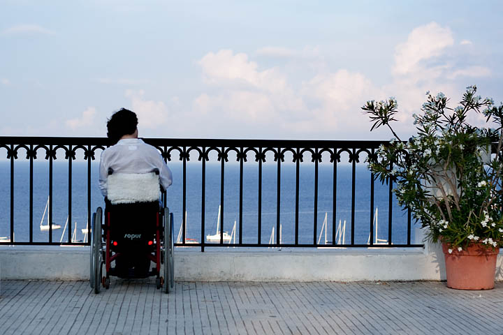 invalido sedia rotelle panorama ringhiera stromboli isole eolie sicilia mediterraneo mare