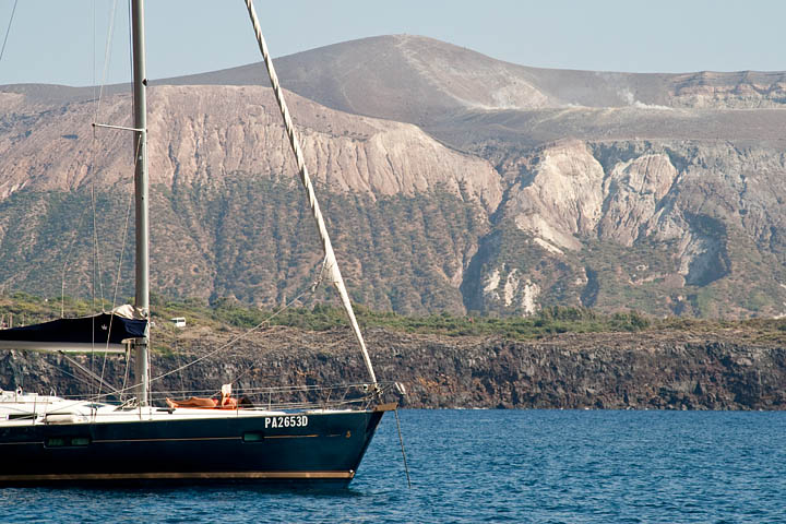 barca relax lettura libro vulcano isole eolie sicilia mediterraneo mare