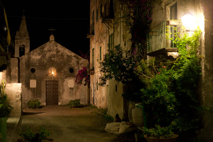 centro paese Lipari piazza san bartolo marina corta chiesa notte