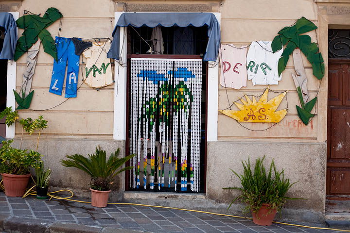 centro paese Lipari lavanderia insegna bella via garibaldi