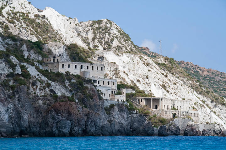 isole eolie lipari cave abbandonate di pietra roccia pomice vista dal mare bianco