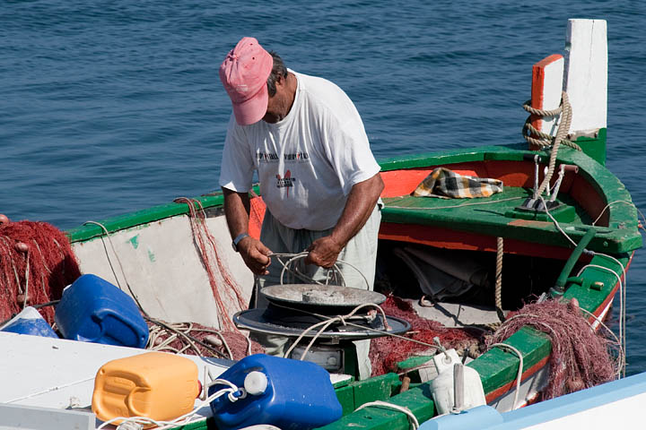 isole eolie panarea pescatore barca vecchia legno povertà contro lusso scandalo