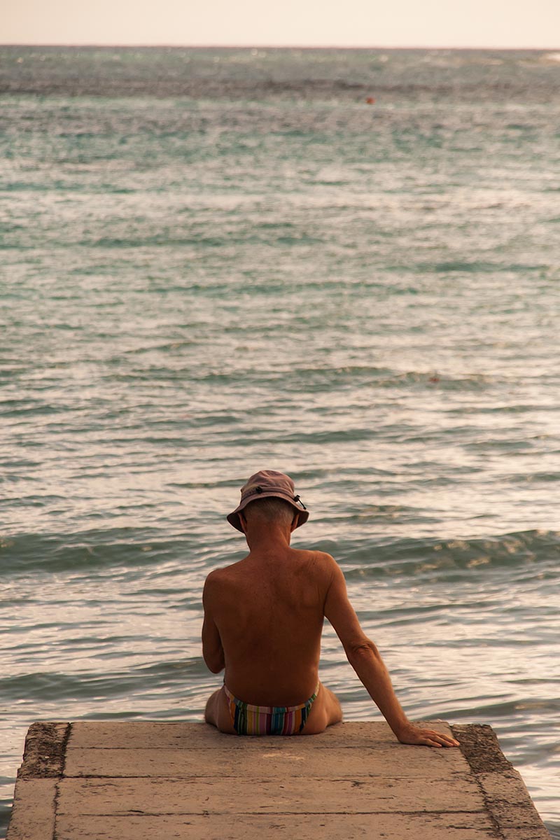 Plage communale du bourg de sainte anne old man looking to the sea sitting guadeloupe guadalupa french caribbean antille francesi grande terre canon 400d sigma 18-200