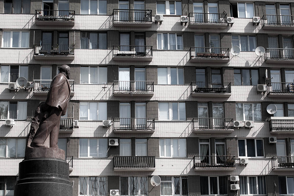 statue of Vladimir Lenin statua kiev ucraina ukraine Kyiv Киев canon 5d 50mm f/1.4 1.4