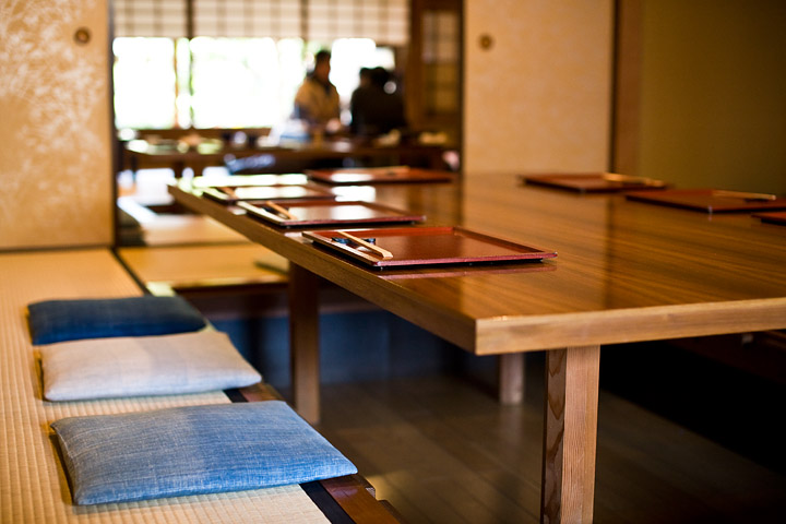 kyoto ristorante senza scarpe without shoes seduti per terra tipico giappone typical japanese