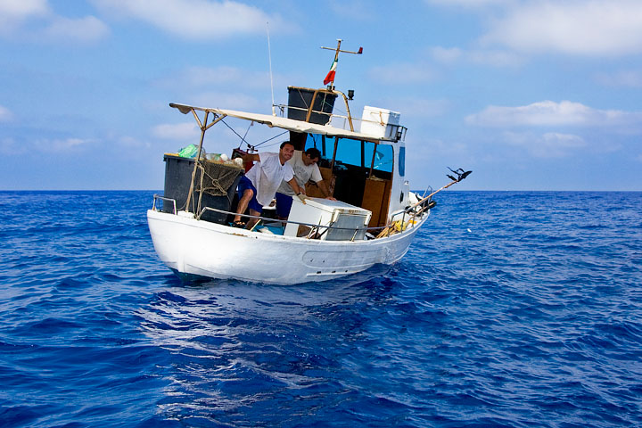 isola lampedusa barca pesca mare blu