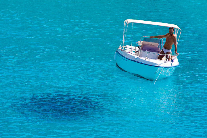 isola lampedusa barca mare azzurro
