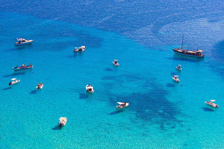 mare azzurro fantastico ombre isola lampedusa barche cala pulcino più bella 