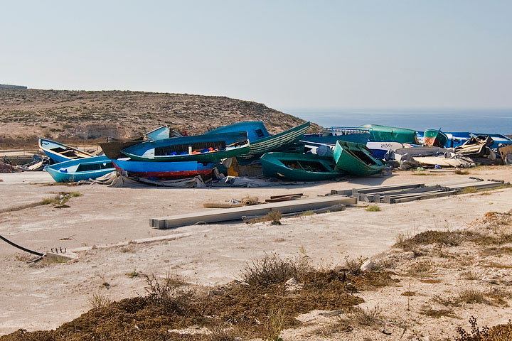 barche clandestini abbandonate isola lampedusa