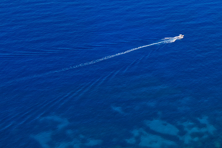 barca mare blu isola lampedusa