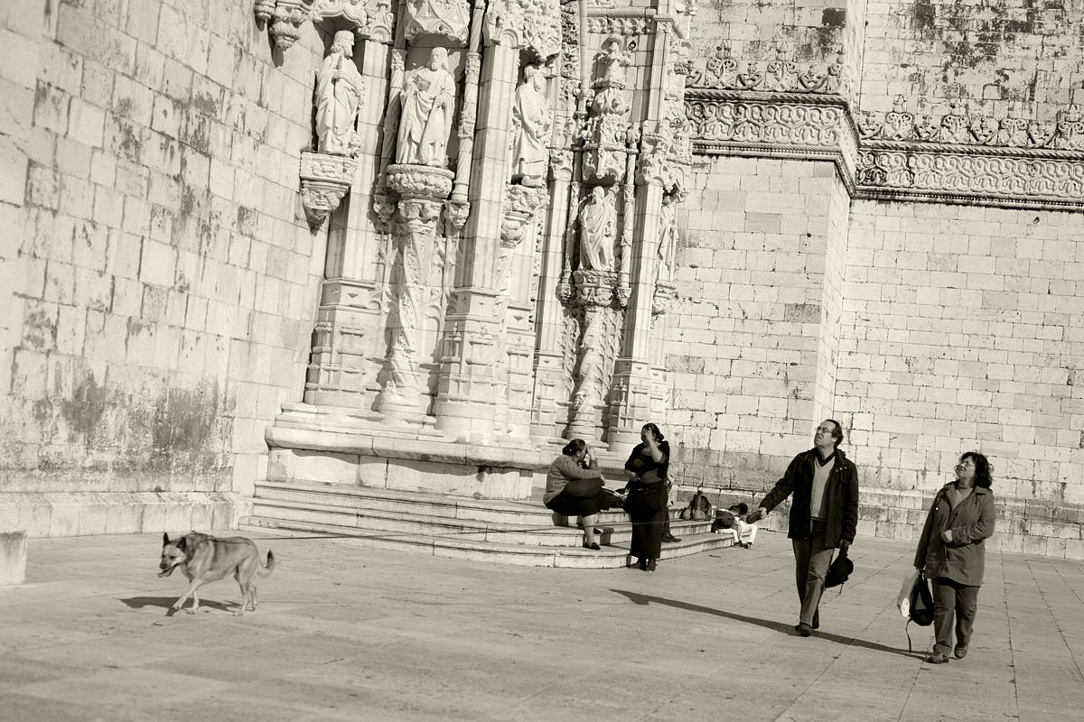 Igreja Dos Jerónimos chiesa monastero passeggiata cane dog walking bn bw Belém lisboa lisbon lisbona Canon 50mm f/1.8 5d ff