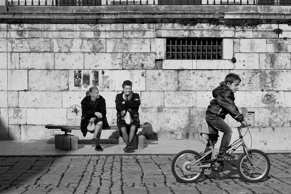 vecchie anziane old women bici bicycle Alfama lisboa lisbon lisbona Canon 50mm f/1.8 5d ff