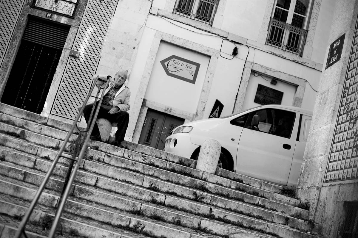 anziano vecchio old men man scale stairs portoguese portoghese alfama lisboa lisbon lisbona Canon 50mm f/1.8 5d ff