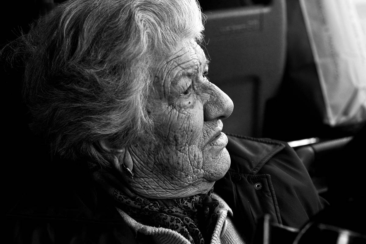 rughe wrinkles face faccia vecchia donna anziana pelle skin old woman portoghese portuguese bn bw lisboa lisbon lisbona Canon 50mm f/1.8 5d ff