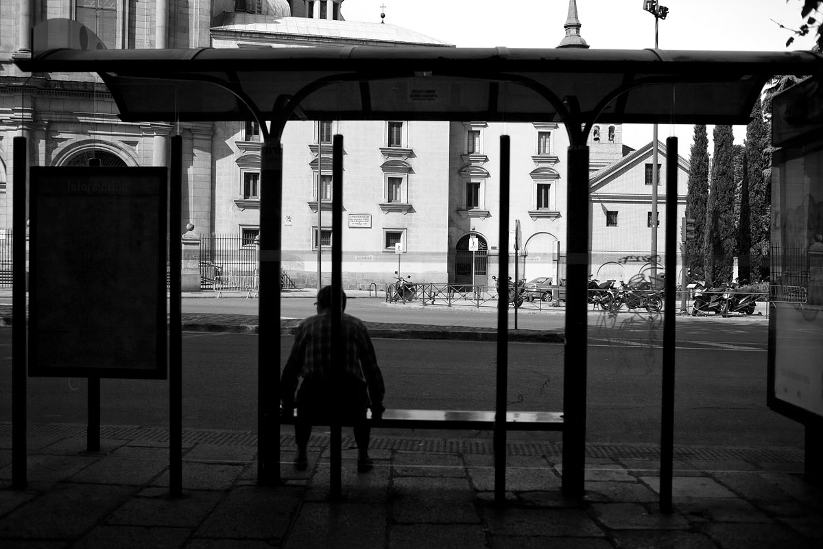 aspettare bus waiting pullman tram metro bn bw madrid spain spagna capitale Canon 35mm f/1.4 5d ff