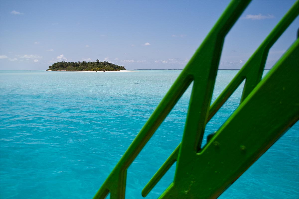 maldive maldives atollo felidhoo vaavu atoll Bodhumora scala barca mare blu boat piscina
