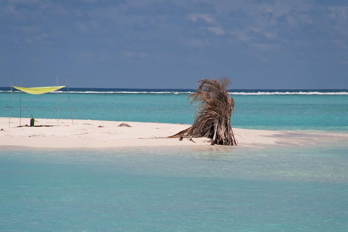 maldive maldives atollo felidhoo vaavu atoll Bodhumora capanna telo ombra shadows sabbia