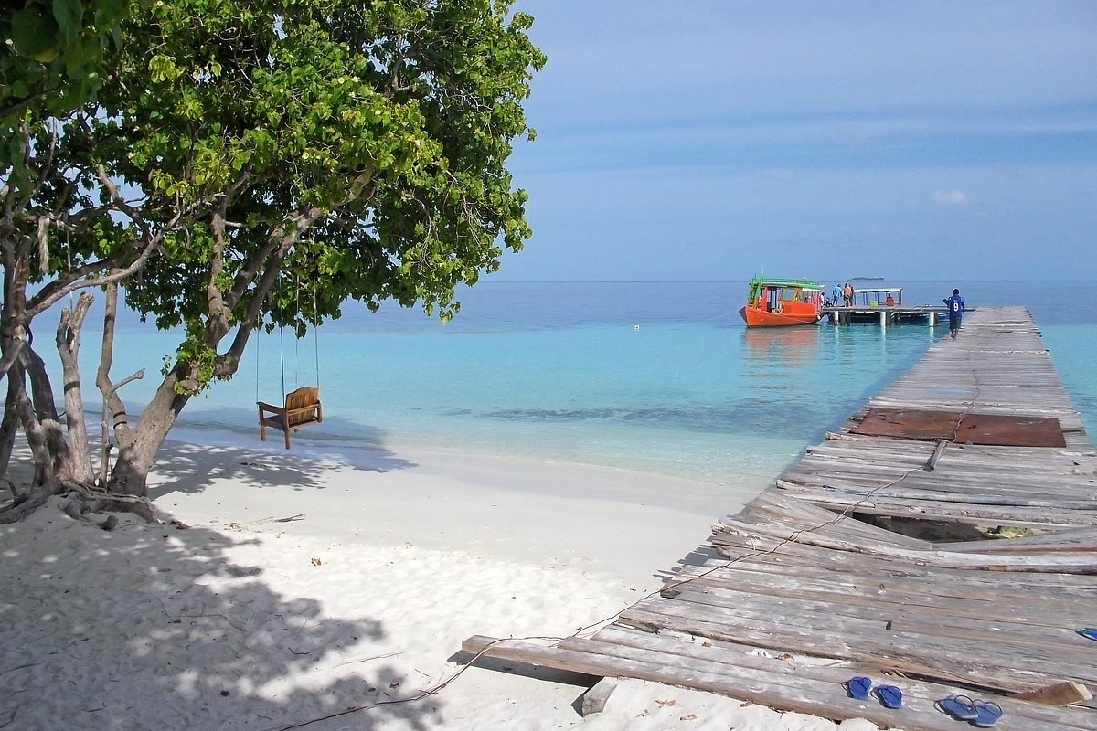 maldive maldives atollo felidhoo vaavu atoll Ambara molo pontile barche dhoni boats