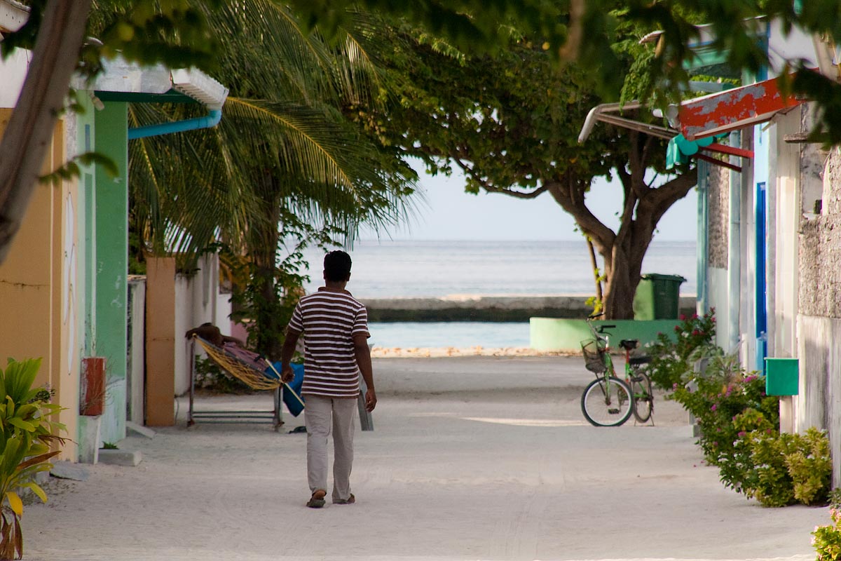 maldive maldives atollo felidhoo vaavu atoll Keyodhoo strade street maldivian boy man walking cammino