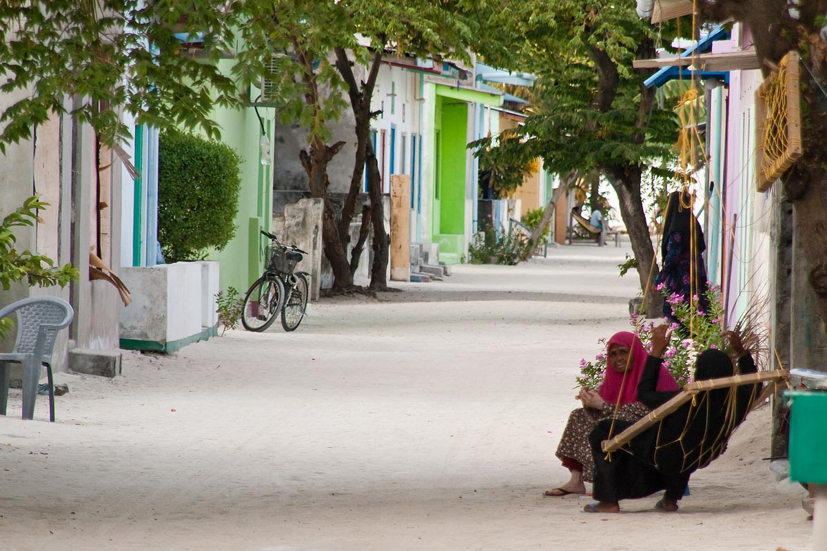 maldive maldives atollo felidhoo vaavu atoll Keyodhoo riposo relax amache legno corda via strada street sabbia sand