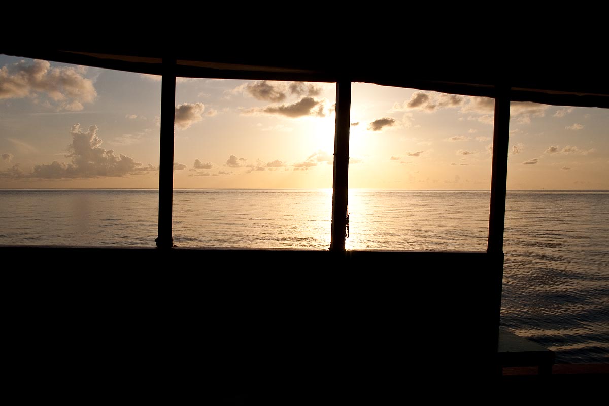 maldive maldives atollo felidhoo vaavu atoll Keyodhoo tramonto sunset finestre barca boat dhoni