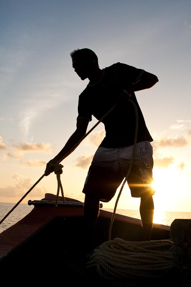 maldive maldives atollo felidhoo vaavu atoll ancora tirare su sole sun tramonto profilo uomo boy ombra corda
