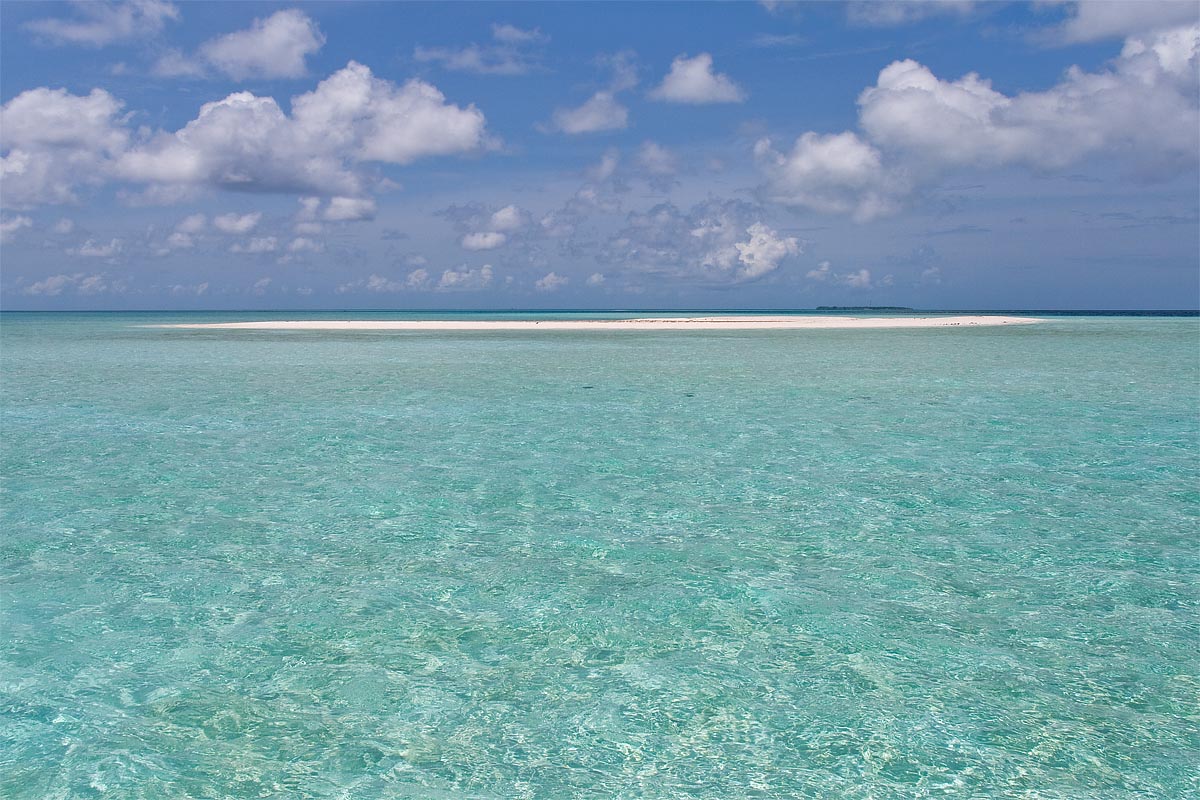 maldive maldives atollo felidhoo vaavu atoll lingua di sabbia mare cristallino azzurro brilliant water acqua trasparente light blue