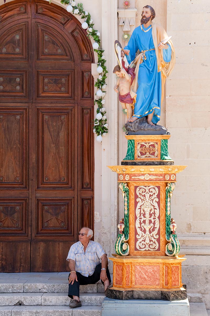 vecchio anziano old man relax hot day sanctus paulus st paolo church chiesa magnus Rabat Ir-Rabat town malta sea mare vacanze holiday island isola