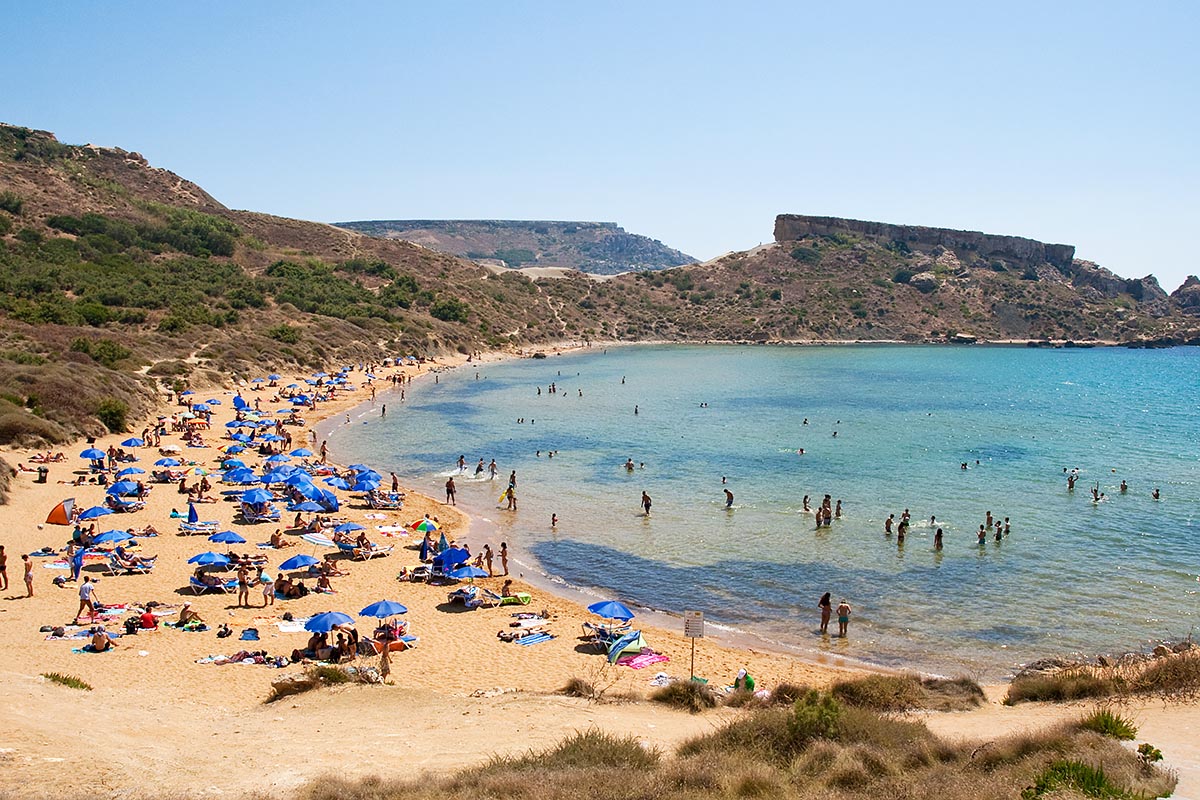 Ghajn tuffieha beach umbrella ombrelloni panorama view malta sea mare vacanze holiday island isola