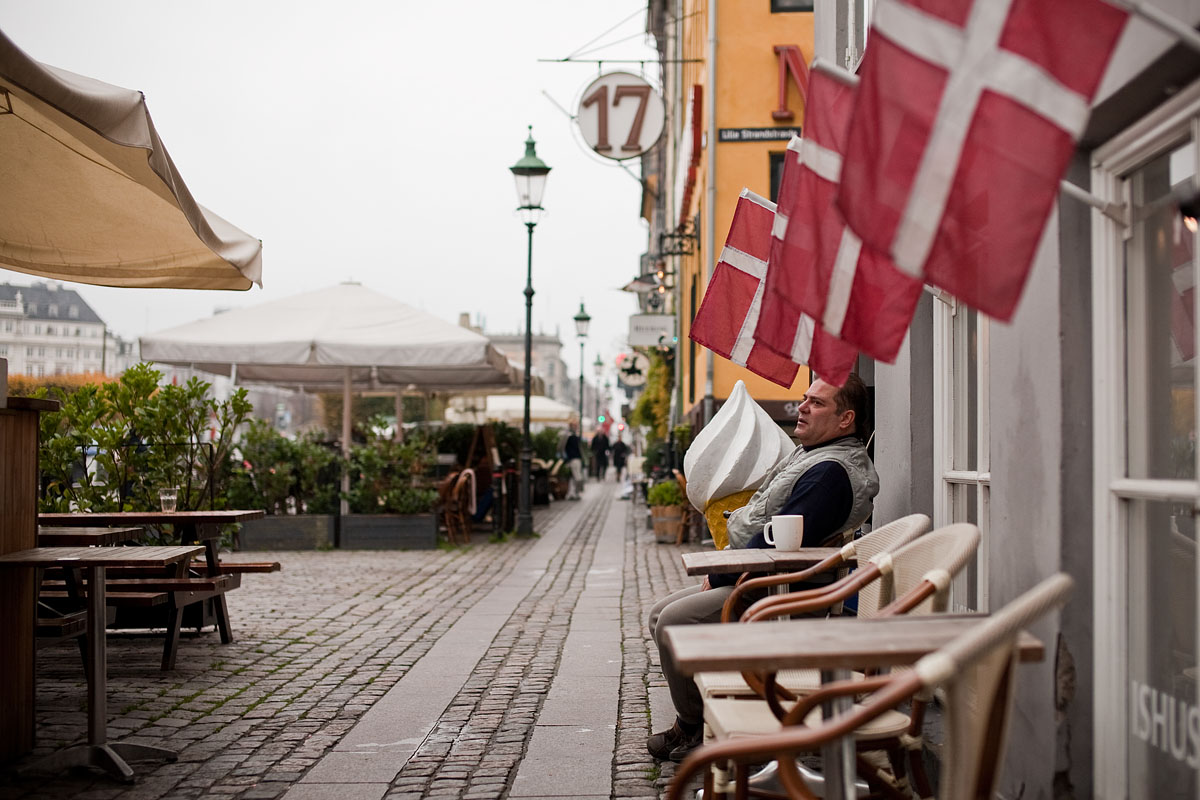thè the caldo hot tea coffee caffè Nyhavn flag bandiere danesi danish the capitali del nord north europe copenhagen København sigma 50 1.4 canon 5d ff