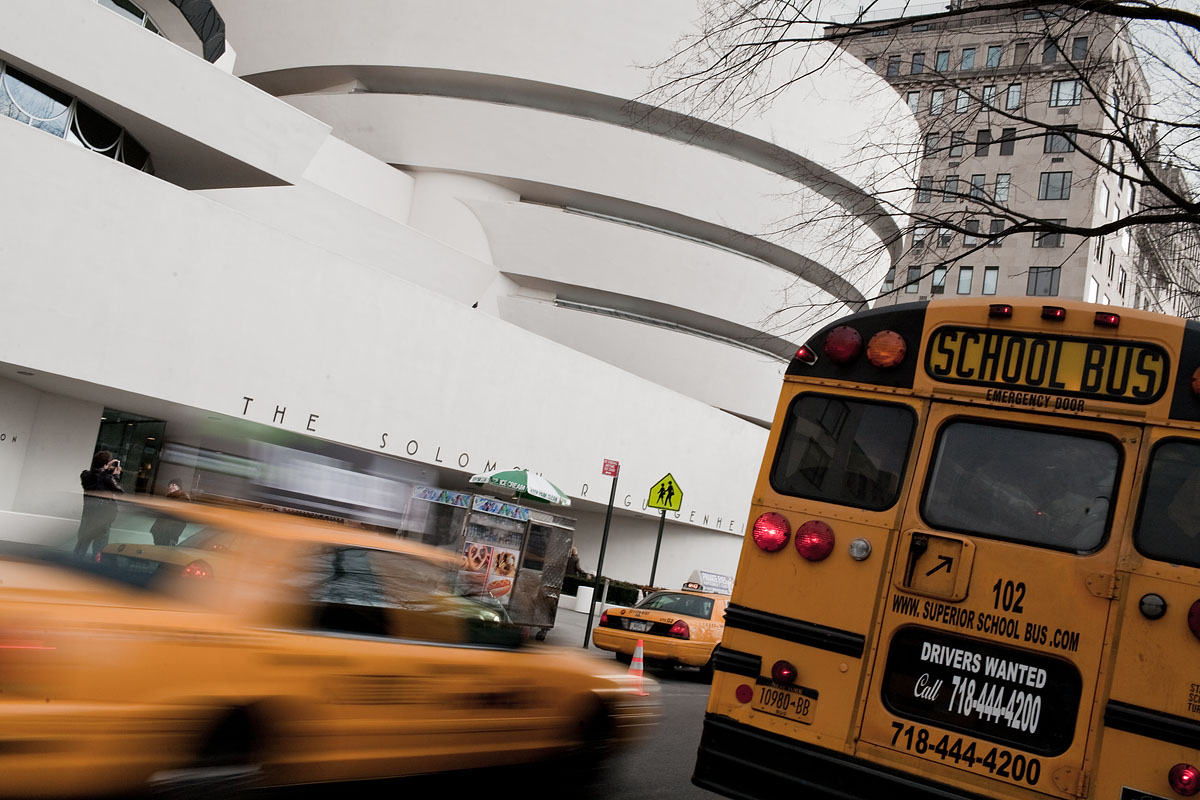 taxi giallo yellow museo solomon guggenheim school bus panning new york city nyc u.s.a. america Canon 35mm f/1.4 5d ff