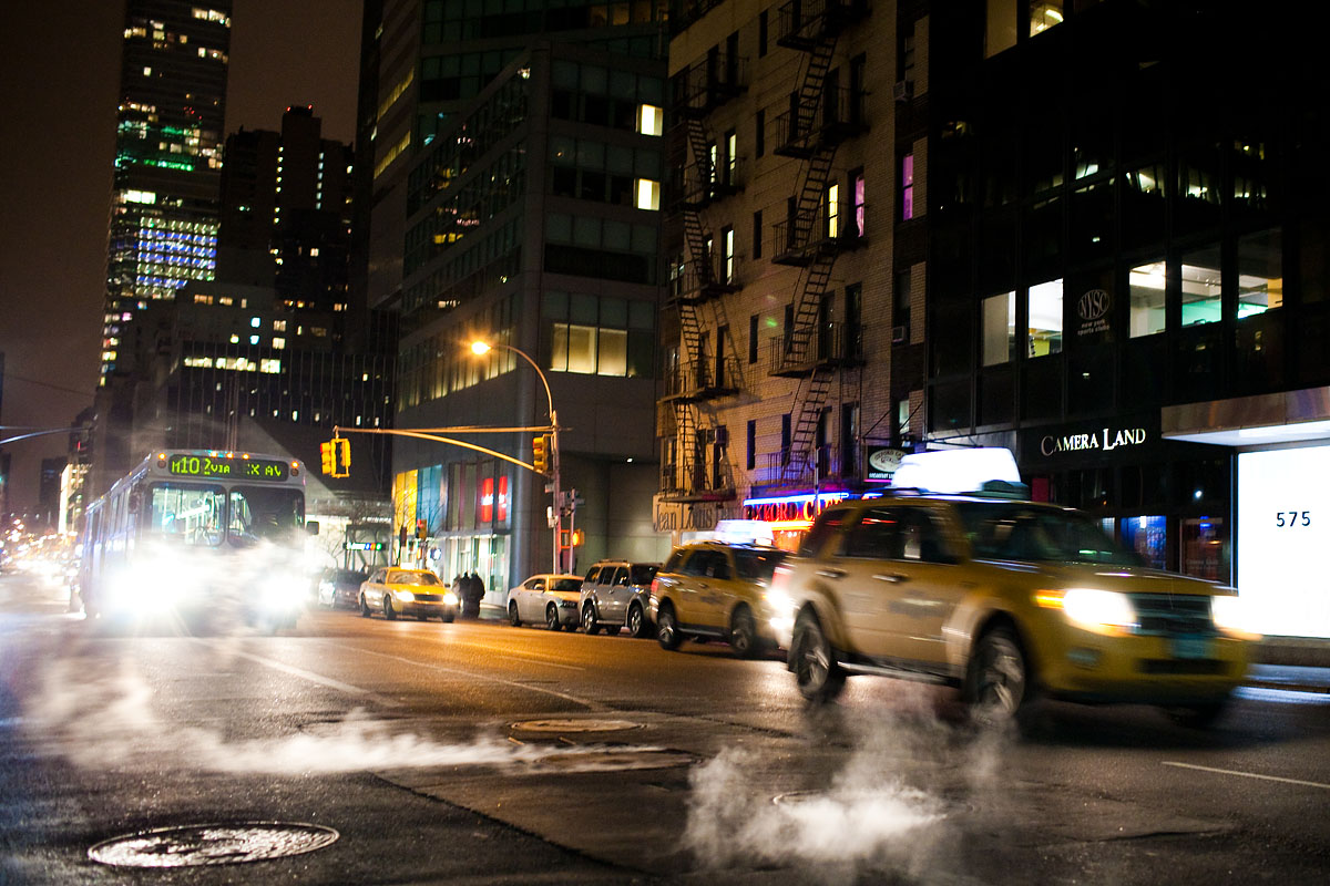 fumo tombini taxi panning avenue street night notte scia new york city nyc u.s.a. america Canon 35mm f/1.4 5d ff